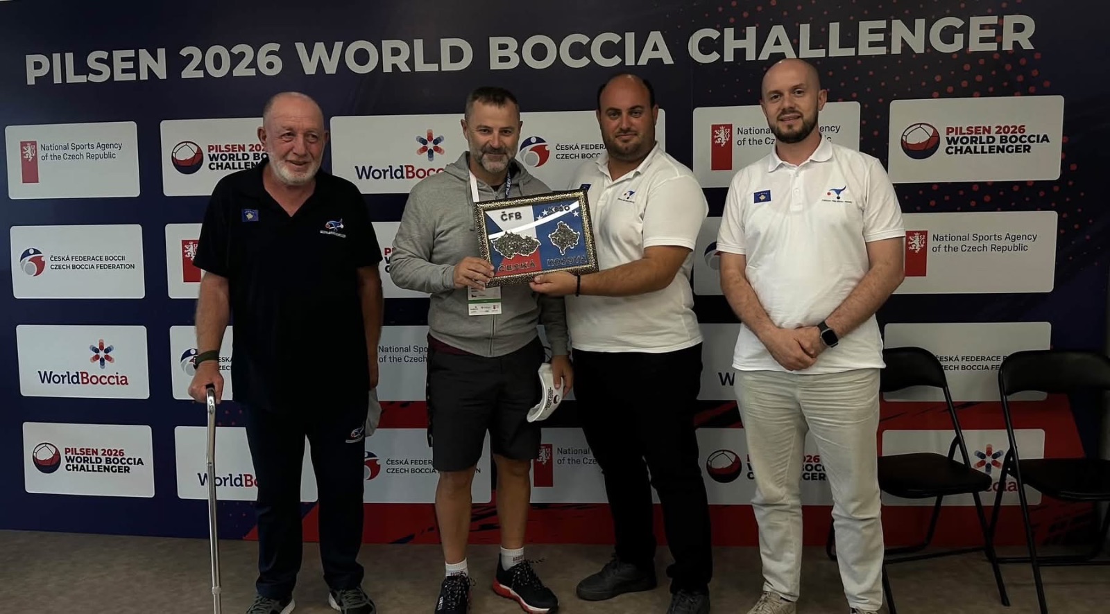 Kryetari i Federatës së Para Boccia të Kosovës, Murat Murati, i dhuroi një dhuratë simbolike Roman Suda